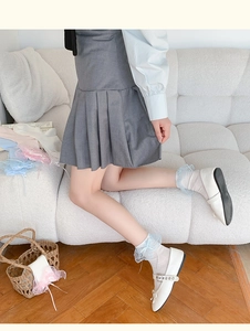Detail von Lolita-Spitzensocken mit hellblauer Schleife und transparentem Netz