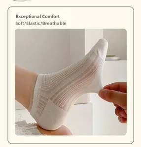 Détail de chaussettes résille blanches montrant texture douce, respirante et élastique