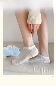 Gros plan de chaussettes résille pour femmes avec bordure en dentelle et maille ajourée