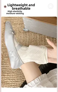 Detail der cremefarbenen Socken mit Rautenmuster, hohe Elastizität und Baumwollstruktur