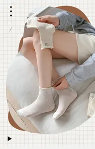 Nahaufnahme weißer Sommermaschensocken mit süßer Stickerei und atmungsaktiver Textur