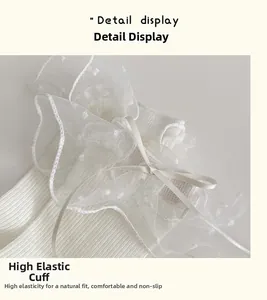 Makro-Detail weißer Lolita-Socken mit Spitzenbesatz und Bandschleife am elastischen Bund