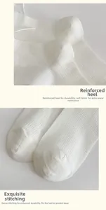 Detail der verstärkten Ferse und exquisiten Zehennaht an weißen gerippten Lolita-Socken