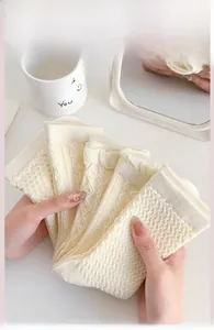 Detailaufnahme cremefarbener Socken mit Rautenmuster und Waffelstrick aus weicher Baumwolle
