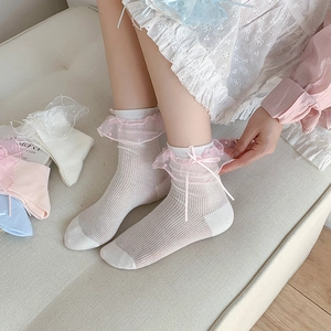 Kniestrümpfe im Lolita-Stil mit Spitzenbesatz und Schleife in Weiß- und Rosatönen