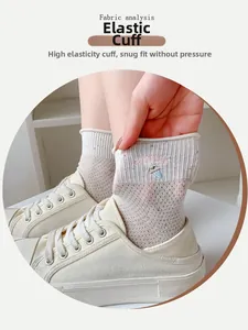 Nahaufnahme des elastischen Rippbündchens an cremefarbenen Socken mit Eiscreme-Stickerei