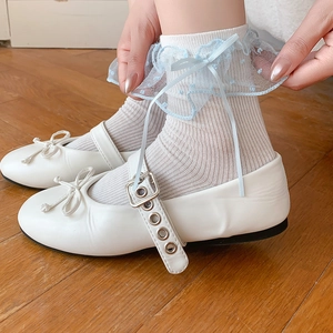 Weiße Lolita-Socken mit hellblauen Schleifen und Spitze, kombiniert mit Mary Janes