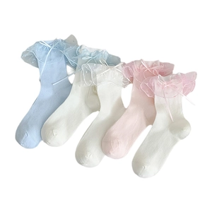 Lolita Socken mit Spitze und Schleifen in Blau, Weiß und Rosa auf weißem Hintergrund