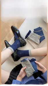 Détails de chaussettes en maille bleu et gris avec motifs floraux et texture côtelée