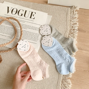 Trois paires de chaussettes basses en coton pour femme avec bordure en dentelle