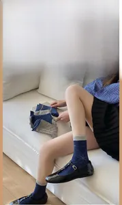 Détail de chaussettes mi-mollet à motifs floraux bleu et gris avec texture gaufrée