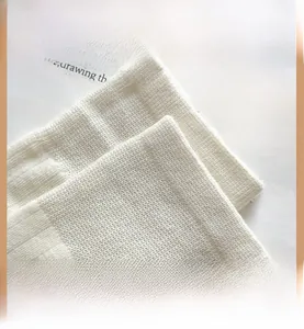 Détail du bord-côte élastique sur jambières en maille de coton blanc crème de haute qualité