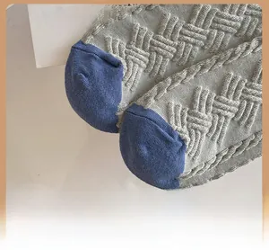 Détail macro de chaussettes en tricot avec pointe bleue renforcée et texture torsadée