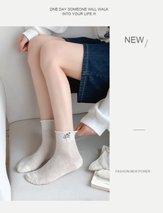 Detailansicht der atmungsaktiven Netzsocken aus Baumwolle mit Stickerei und Rollsaum