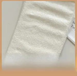 Détail macro de la texture en coton tricoté blanc doux et couture du talon confortable