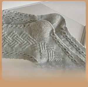 Gros plan sur des chaussettes en tricot gris avec torsades et talon renforcé