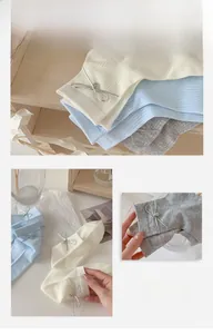 Dettaglio di calzini in maglia con fiocchi d'argento nei colori beige, blu e grigio
