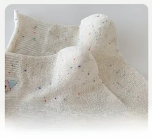 Detailansicht der 3D-Ferse und des atmungsaktiven Mesh-Stricks bei süßen Tiersocken