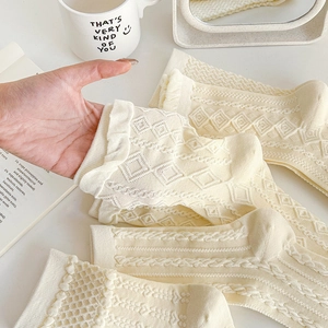 Cremeweiße Socken mit Rautenmuster und Zopfstrick aus weicher, gekämmter Baumwolle