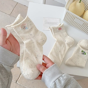 Süße cremeweiße Socken mit bunten Sprenkeln und Tierstickerei für Damen im Sommer