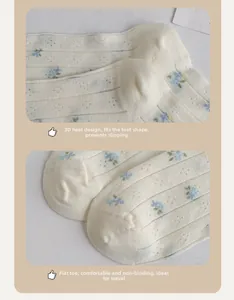 Dettaglio calze in cotone a fiori con punta senza cuciture e design del tallone ergonomico