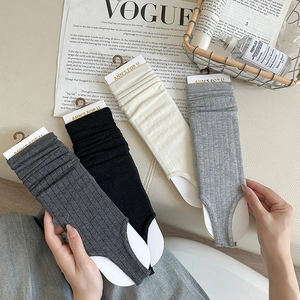 Lot de quatre jambières en tricot gris, noir et blanc avec une texture côtelée chic