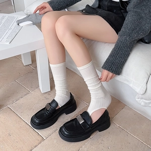 Jambières côtelées blanc cassé avec talon ouvert et mocassins noirs élégants