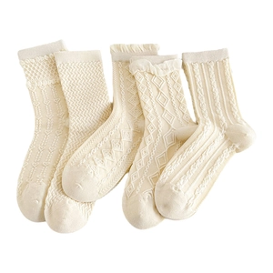 Fünf Paar cremeweiße Strick-Socken für Damen mit Rautenmuster und Zopfstrick-Details