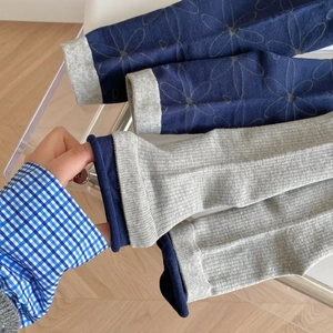 Chaussettes mi-hautes tricotées bleues et grises avec motifs floraux et bords côtes