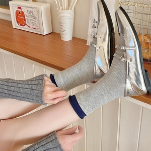 Chaussures Mary Jane argentées à double boucle avec chaussettes montantes en maille grise