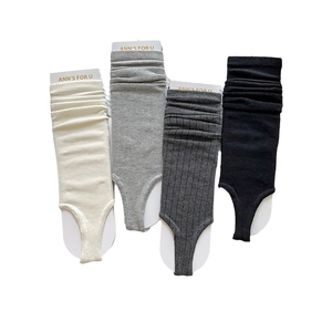 Quatre couleurs de jambières en tricot blanc, gris clair, gris foncé et noir de style