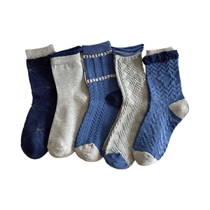 Lot de cinq paires de chaussettes en coton bleu et gris aux motifs variés