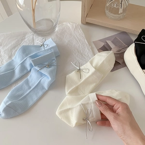 Calze a coste stile balletto con fiocchi d'argento in blu e bianco crema