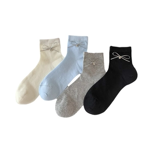 Set di 4 paia di calze a coste con fiocchi e ciondoli a cuore in vari colori pastello
