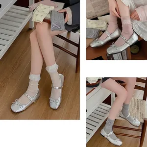 Ballerine Mary Jane argento con fiocco e calze in pizzo in un collage di tendenza