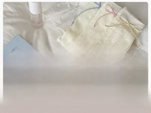 Détail de chaussettes résille en coton doux avec des ornements de nœuds en cuir pastel