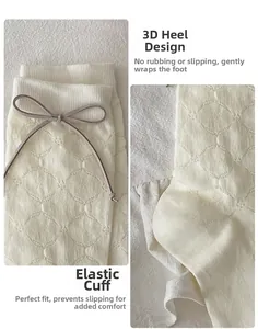 Détail de chaussettes en résille crème avec nœuds gris et motifs de diamants