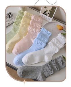 Vue à plat de chaussettes en résille respirante à volants en six couleurs pastel douces