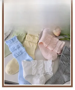Détails macro de diverses chaussettes en résille couleur bonbon avec dentelle et maille respirante