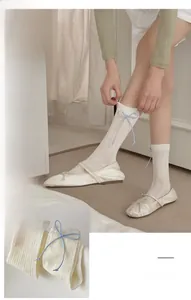Détail de chaussettes en dentelle creuse avec nœuds et texture style ballet