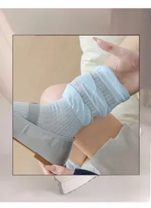 Détail de chaussettes en maille haute élasticité bleu clair avec texture côtelée respirante
