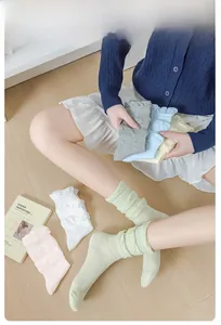 Gros plan de chaussettes en coton couleur bonbon avec dentelle et maille tricotée respirante