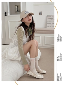 Détail de chaussettes blanches en résille avec nœuds en cuir rose et style ballerine