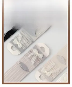 Détail des chaussettes en résille avec nœuds en dentelle et texture à côtes verticales