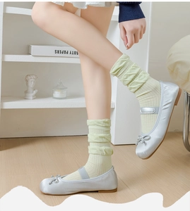 Détail de chaussures Mary Jane argentées avec chaussettes volantées vert clair