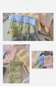 Gros plan de chaussettes en maille pastel avec volants et texture respirante