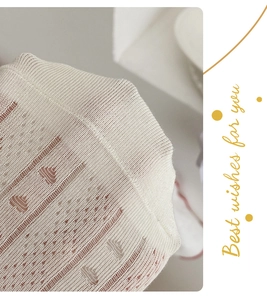 Détail de chaussettes en résille blanche avec motifs de cœurs et maille tricotée
