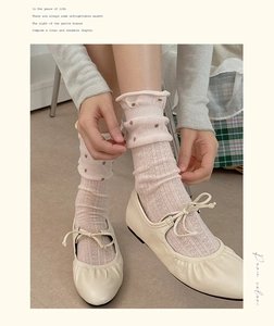 Detail von rosa gepunkteten Socken mit Rüschenrand und Zopfmuster in Mary Janes Schuhen