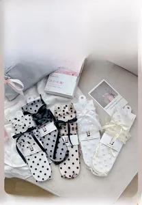 Détails de chaussettes transparentes en tulle à pois avec nœuds en soie en plusieurs couleurs