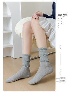 Gros plan de chaussettes en maille grise avec volants plissés et texture souple stylée
